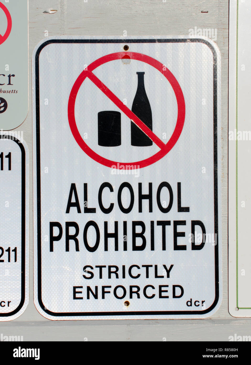 El alcohol prohibido estrictamente firmar lo que significa que no se permite el consumo de alcohol en la playa en Scusset Sagamore, Bourne, en Cape Cod, Massachusetts, EE.UU. Foto de stock