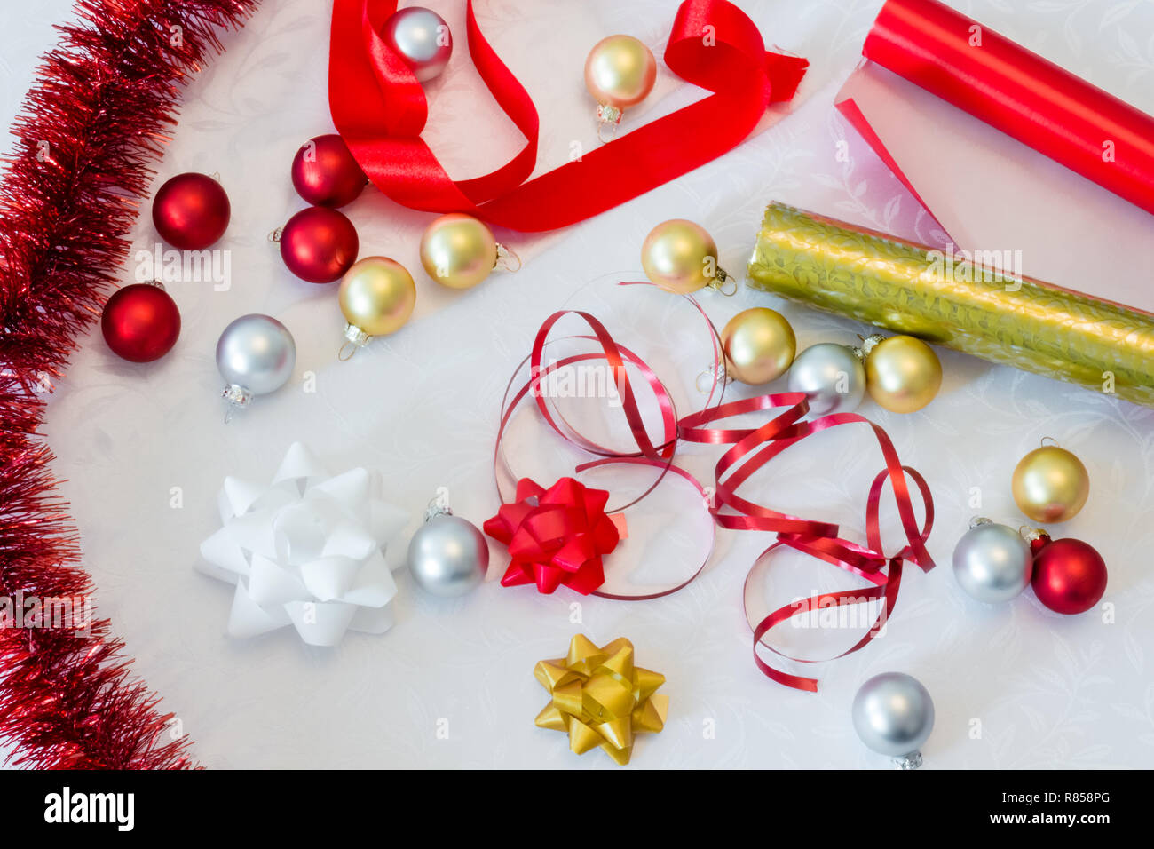 Colorido papel para envolver regalos de Navidad con cinta bolas y  guirnaldas Fotografía de stock - Alamy