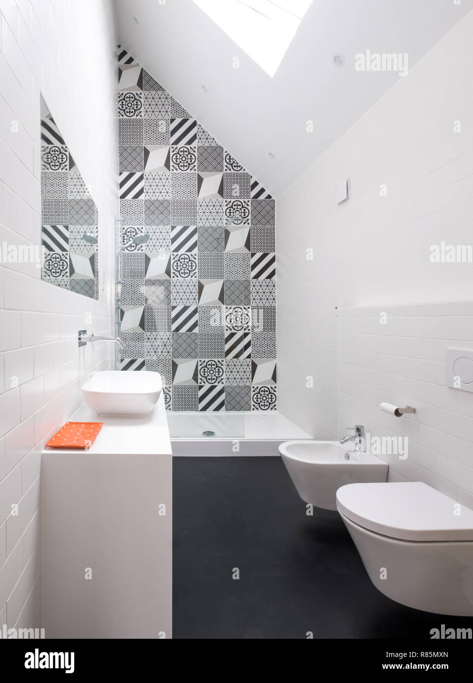 Baño con techo alto fotografías e imágenes de alta resolución - Alamy
