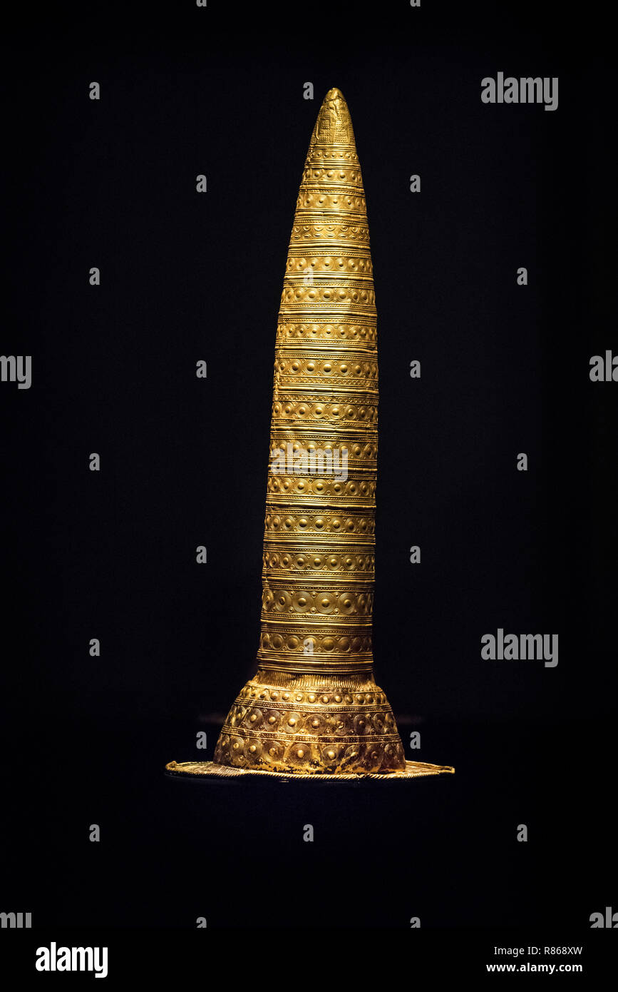 Berlín. Alemania. El Sombrero de Oro de Berlín (Berliner Goldhut) sombrero ceremonial de la Edad de Bronce, ca. 1,000 a 800 AC, Neues Museum (Museo Nuevo). Foto de stock
