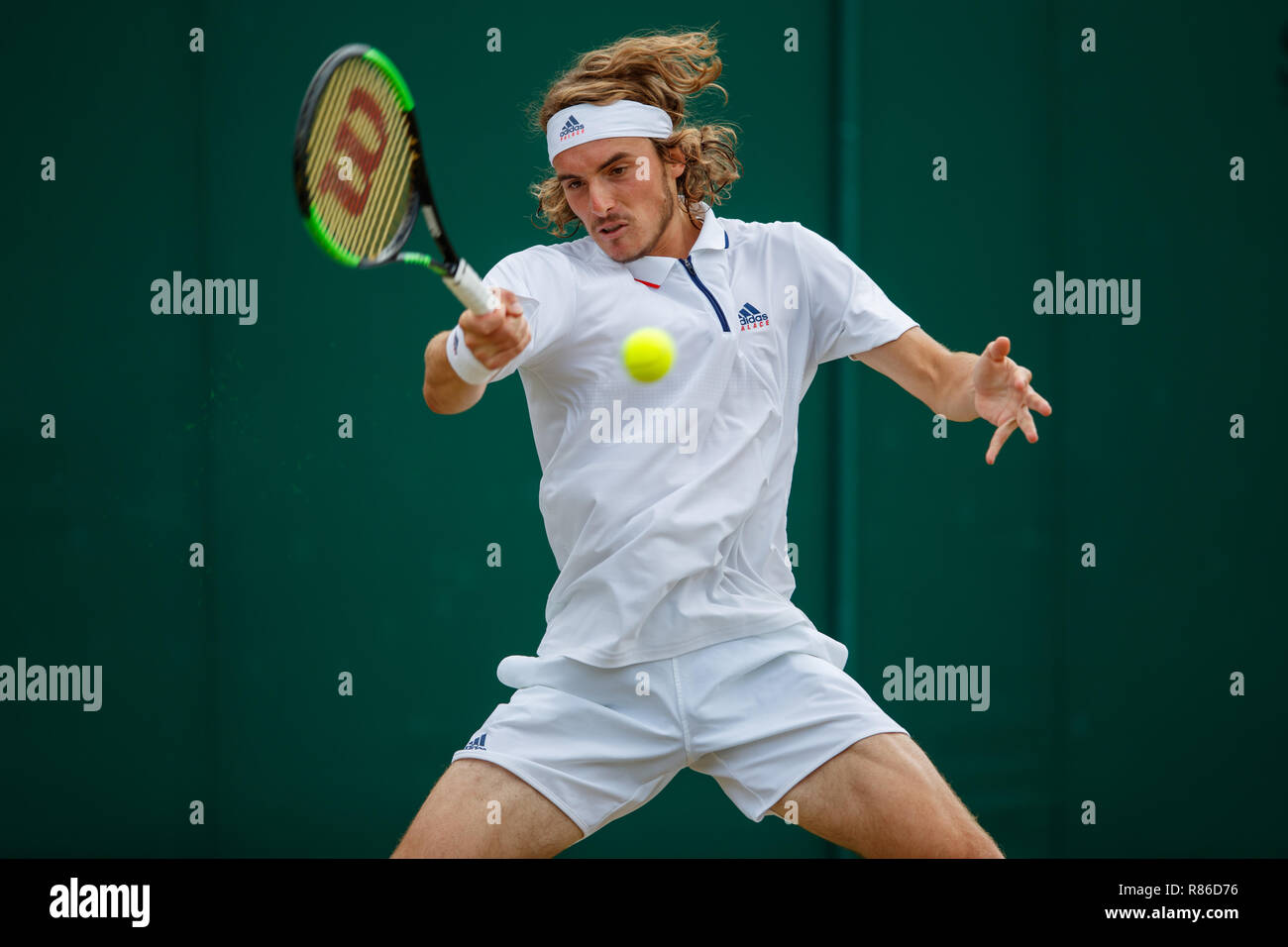 Stefanos Tsitsipas de Grecia en acción durante el Campeonato de Wimbledon 2018 Foto de stock