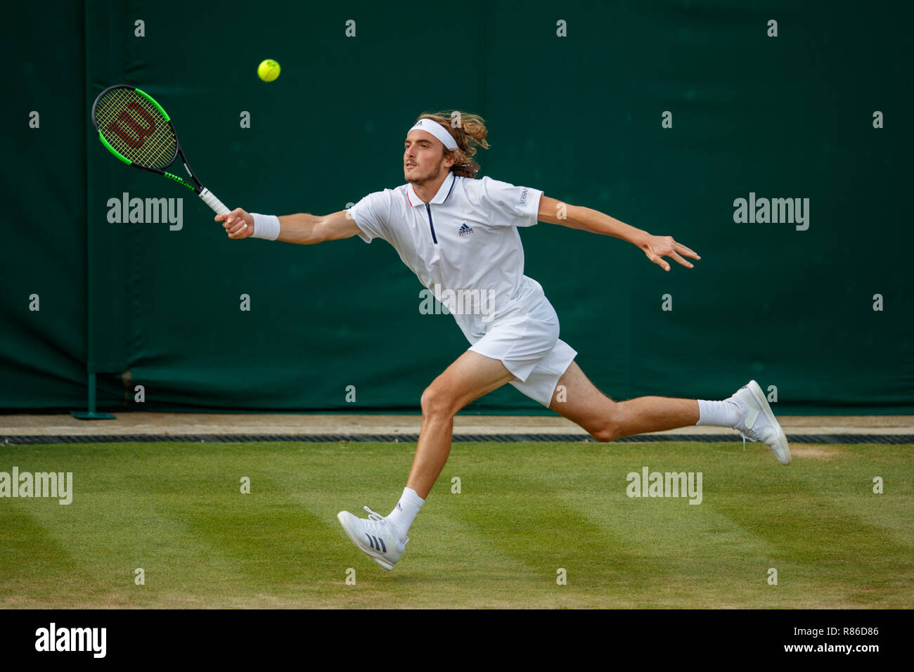 Stefanos Tsitsipas de Grecia en acción durante el Campeonato de Wimbledon 2018 Foto de stock