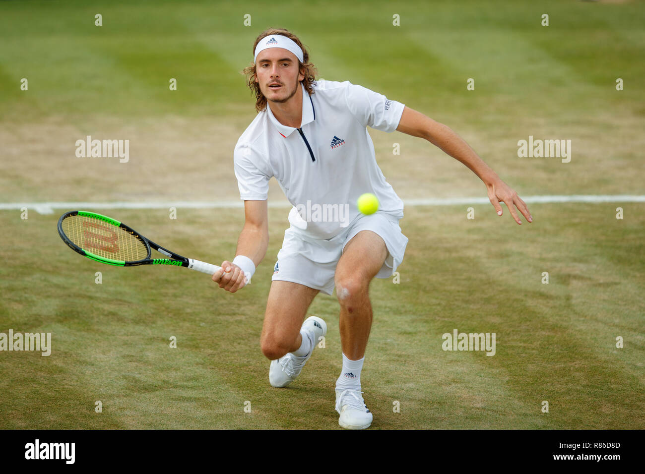 Stefanos Tsitsipas de Grecia en acción durante el Campeonato de Wimbledon 2018 Foto de stock