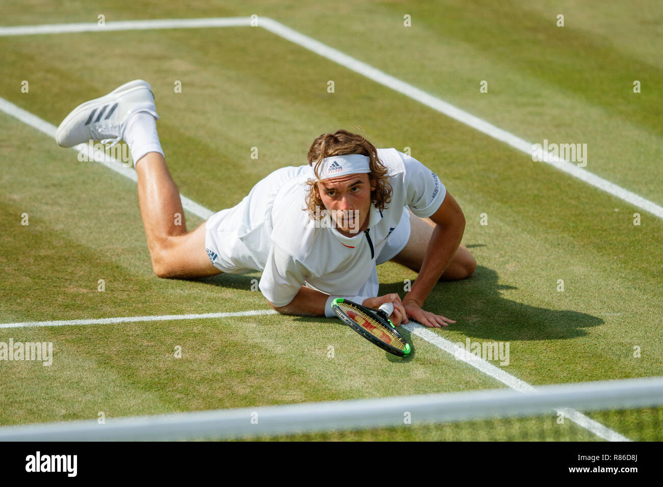 Stefanos Tsitsipas de Grecia en acción durante el Campeonato de Wimbledon 2018 Foto de stock