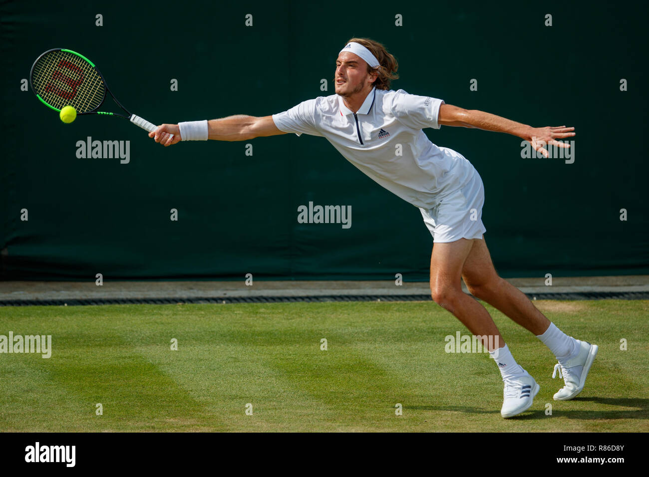 Stefanos Tsitsipas de Grecia en acción durante el Campeonato de Wimbledon 2018 Foto de stock