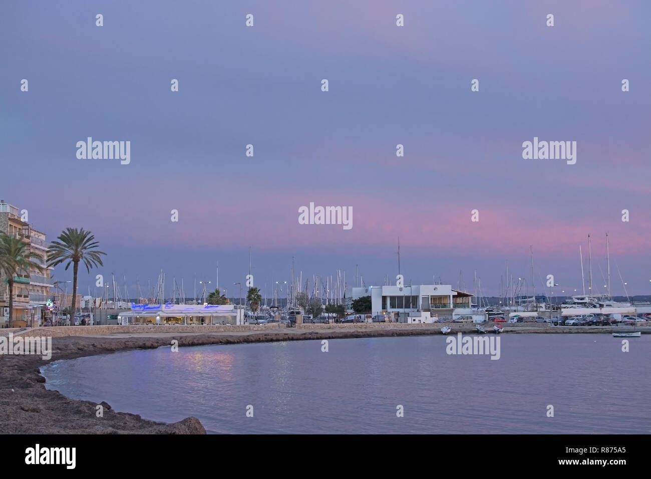 MALLORCA, España - 24 de noviembre de 2018, el mildiú rosa atardecer de invierno cielos de Can Pastilla marina el 24 de noviembre de 2018, en Mallorca, España. Foto de stock