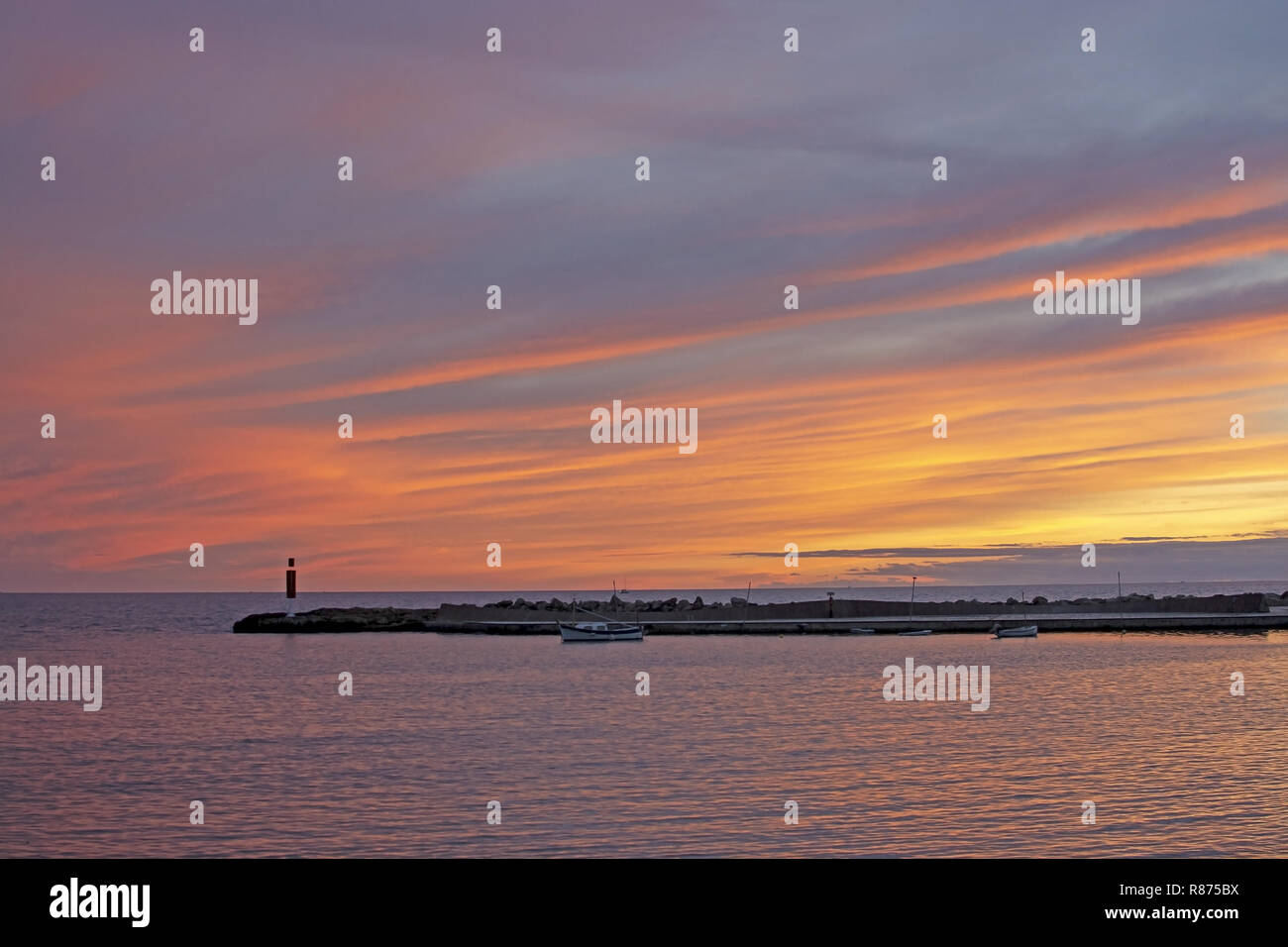 MALLORCA, España - Noviembre 24, 2018: el mildiú rosa Atardecer cielo de invierno y el paisaje del océano con muelle y barcos el 24 de noviembre de 2018, en Mallorca, España. Foto de stock