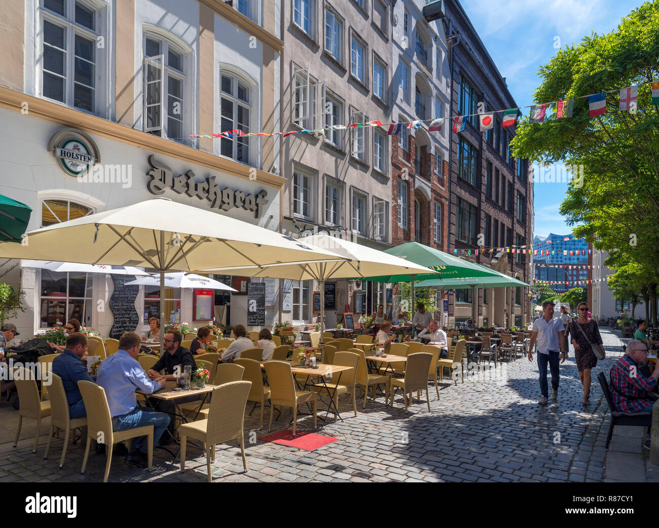 Cafeterías y bares en la histórica (Deichstraße Deichstrasse) en el Altstadt (casco antiguo), Hamburgo, Alemania. Foto de stock