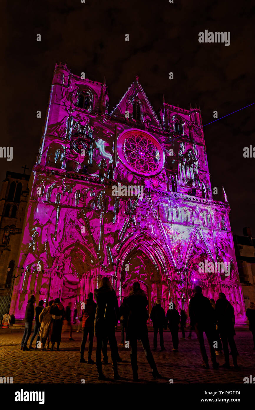 LYON, FRANCIA, 5 de diciembre de 2018 : Catedral durante el Festival de las  luces en Lyon. Por 4 noches, diferentes artistas iluminar edificios, calles  mezclando p Fotografía de stock - Alamy