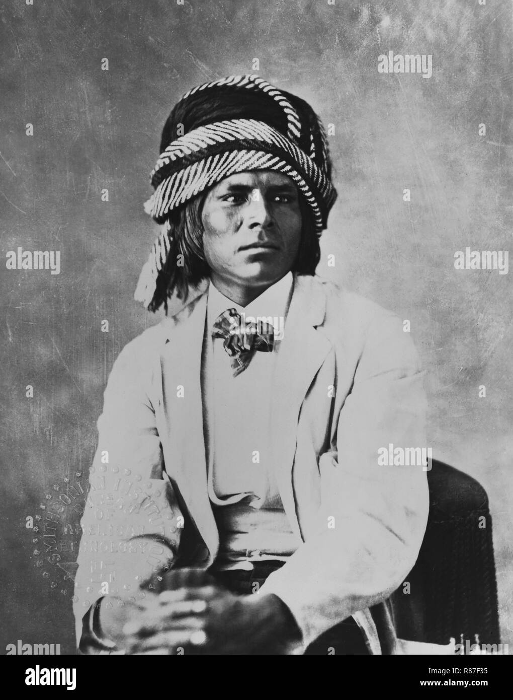 Luig Moraque, un hombre Pima, longitud media sentado retrato llevaba turbante, Alexander Gardner, 1870 Foto de stock