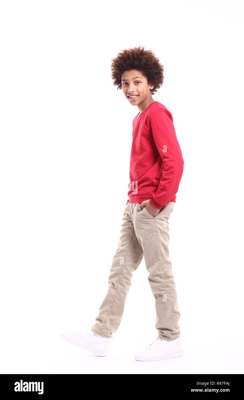 Hermoso muchacho afro delante de un fondo Foto de stock