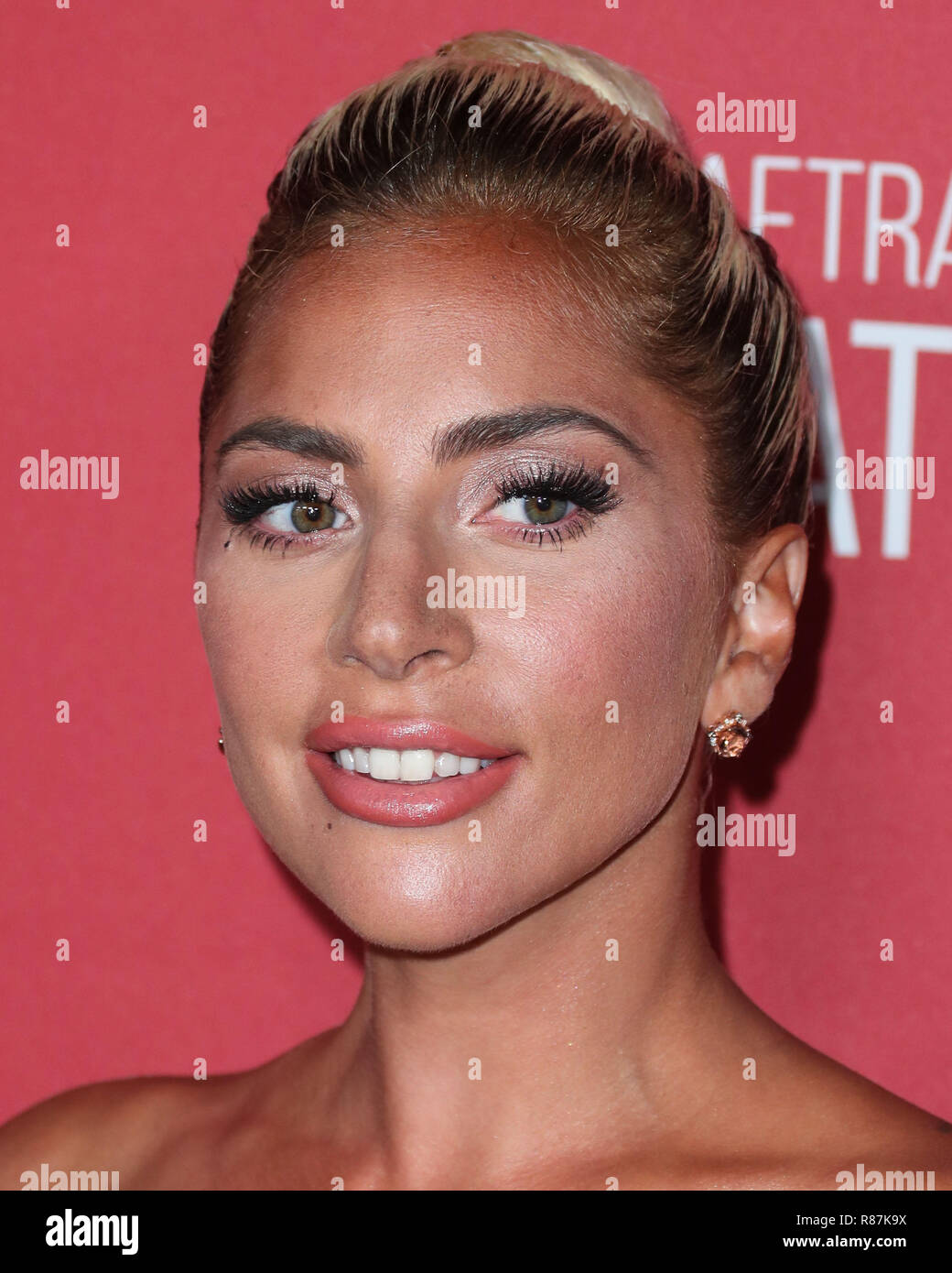 BEVERLY HILLS, LOS ÁNGELES, CA, EE.UU., 08 de noviembre la cantante