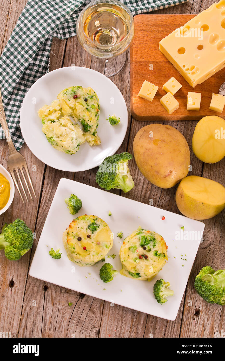 Potato gratins con floretes de brócoli. Foto de stock