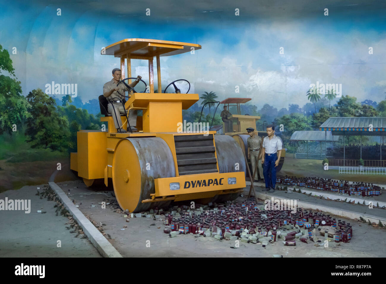 Apisonadora destruyendo drogas en la eliminación de las drogas en el Museo en Yangon, Myanmar. Foto de stock