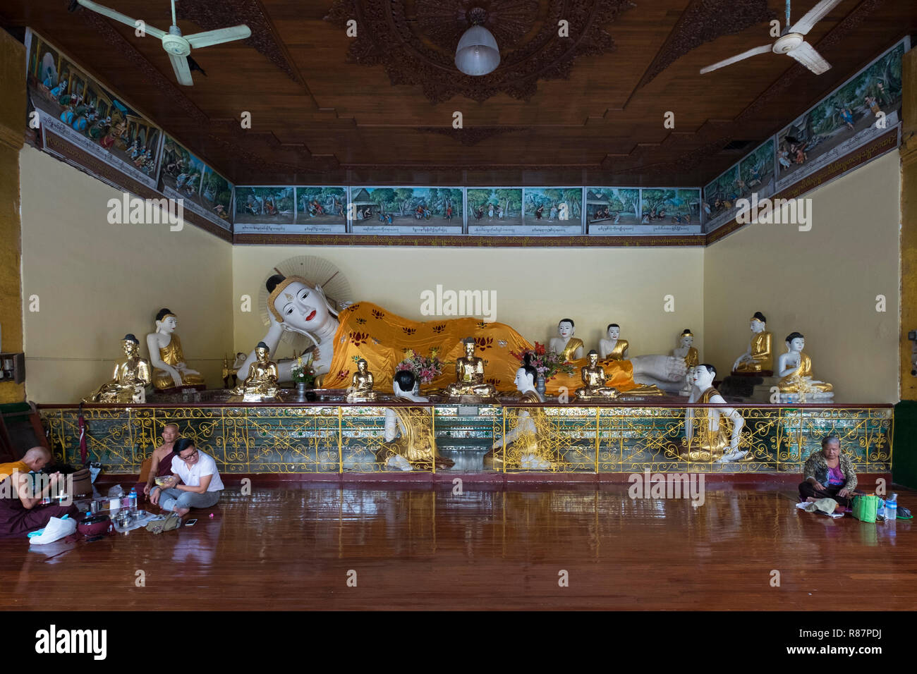 Buda reclinado en la gran Pagoda Shwedagon, en Yangon, Myanmar. Foto de stock