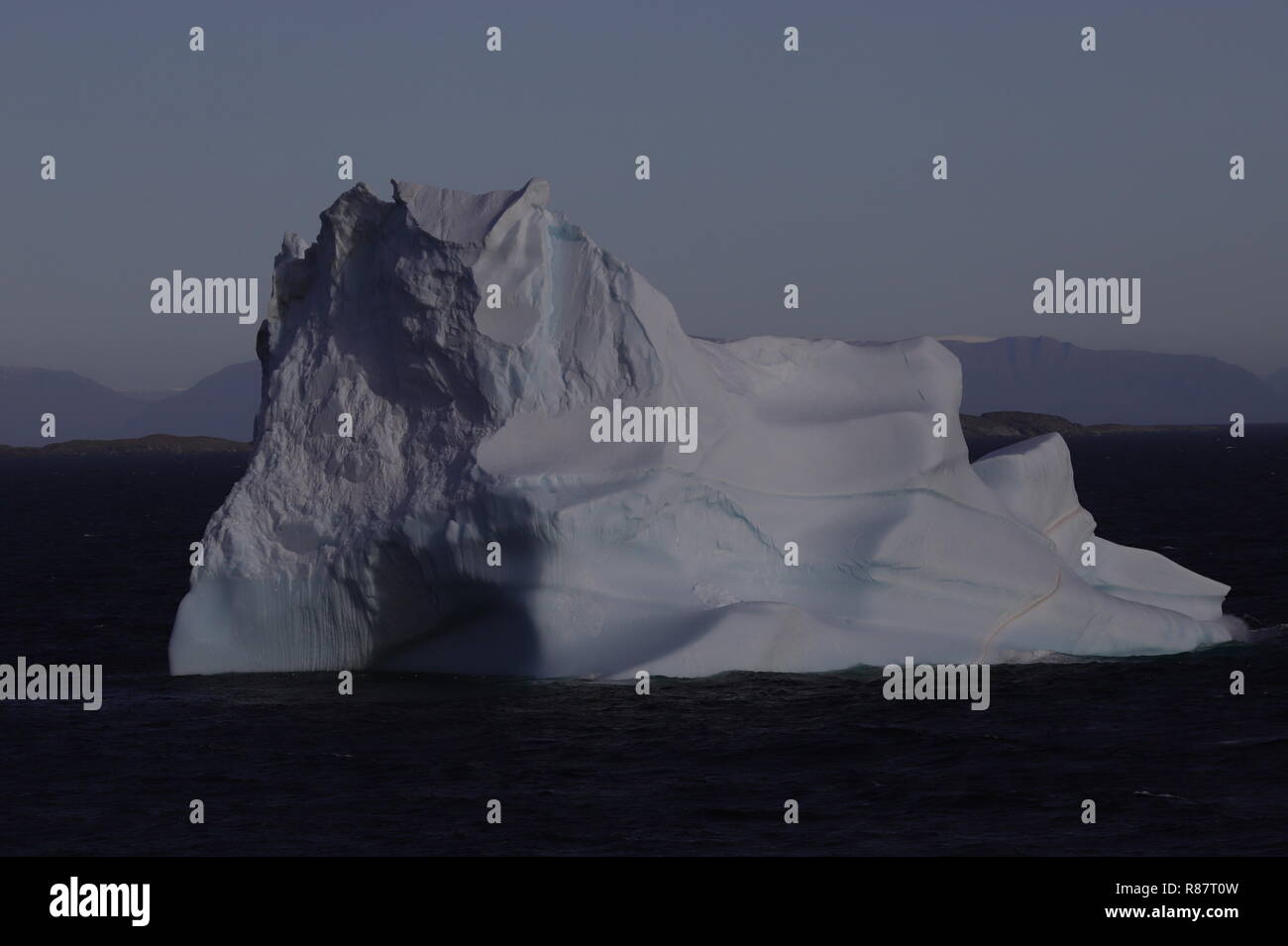 Grönland Disko Bucht: Der Eisberg sieht aus wie Batman Foto de stock