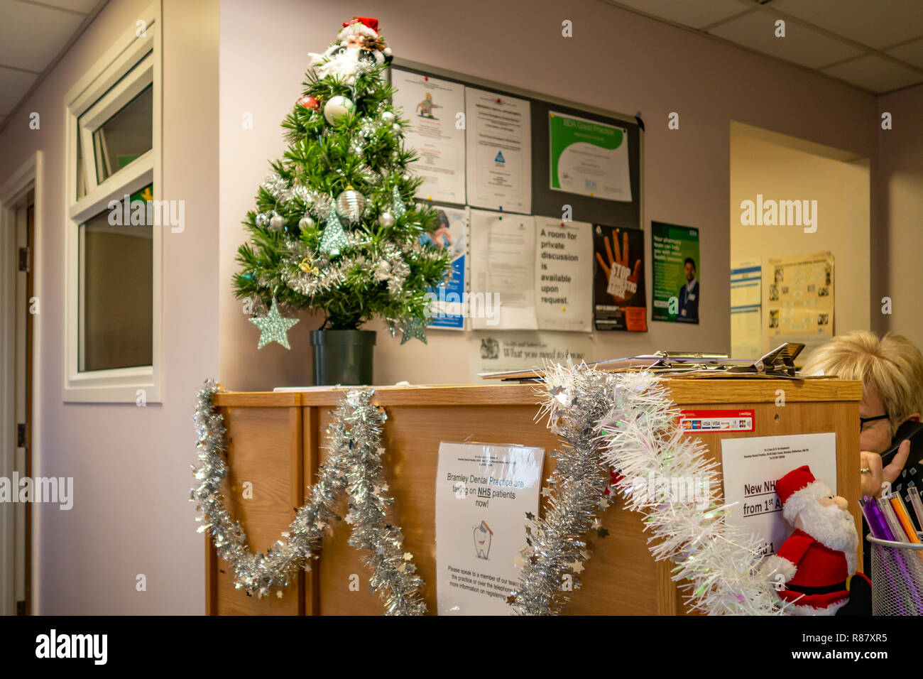 Recepción de Cirugía dentista Mostrar decoraciones de Navidad en cirugía  dentista local en el sur de Yorkshire, Inglaterra Fotografía de stock -  Alamy