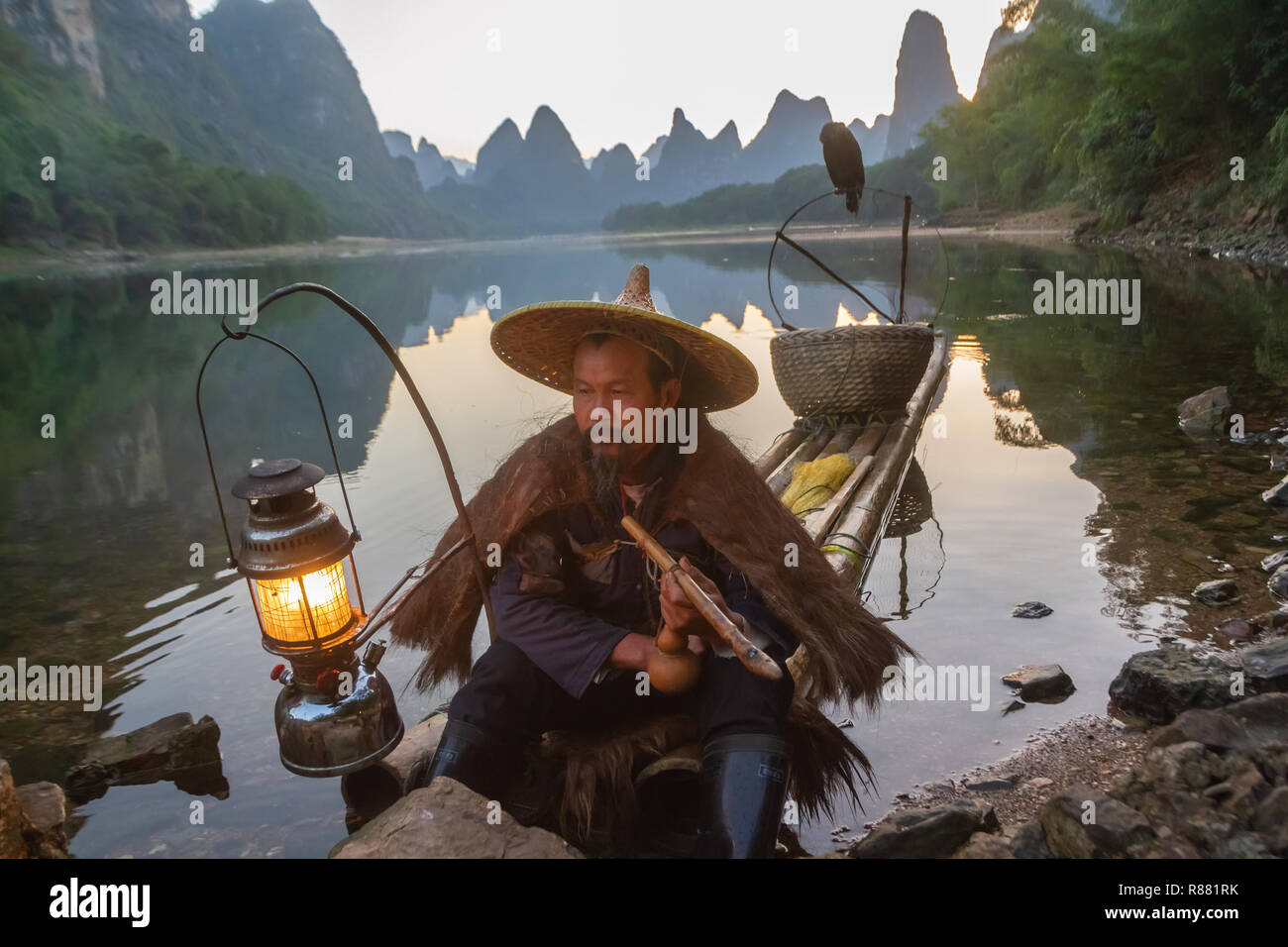 Cormorán pescador chino en balsas en el lago con tubo y pesca en Guilin, China. Foto de stock