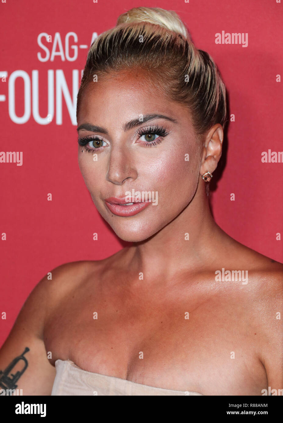 BEVERLY HILLS, LOS ÁNGELES, CA, EE.UU., 08 de noviembre la cantante