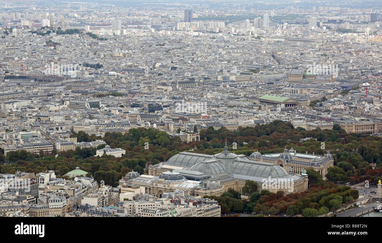 París, Francia - 21 de agosto, 2018: Panorama Urbano y el Gran Palacio, también llamado Grand Palais en lengua francesa Foto de stock