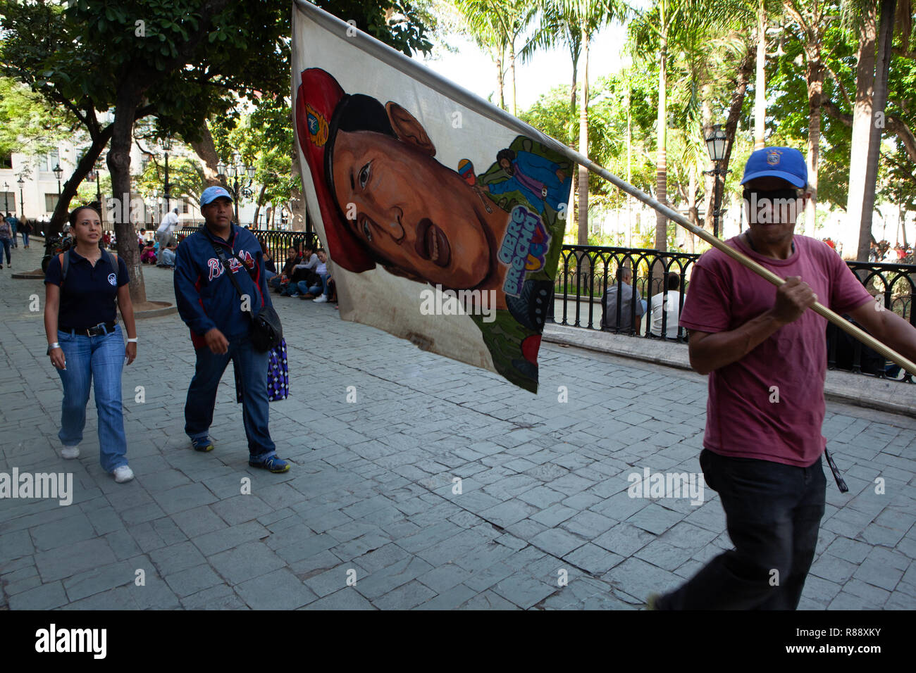 Hombre político marchando con la bandera, Caracas, Venezuela, Sudamérica Foto de stock