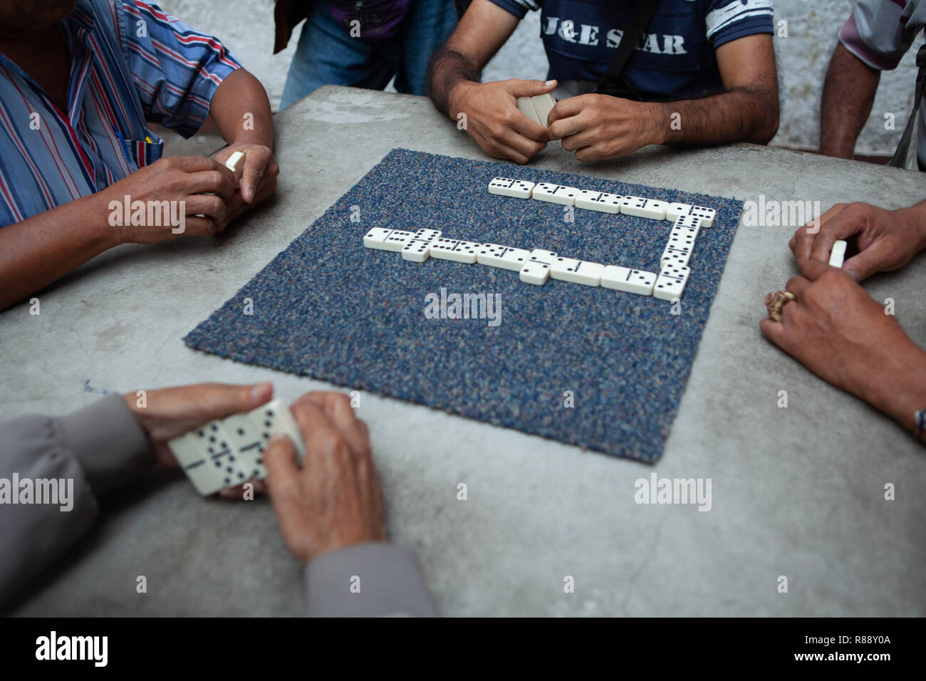 Hombres jugando juego de dominó en la ciudad, recortadas, Caracas,  Venezuela, Sudamérica Fotografía de stock - Alamy