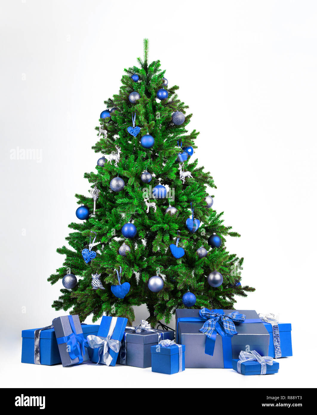 Árbol de Navidad con bolas plata y azul Fotografía de stock - Alamy