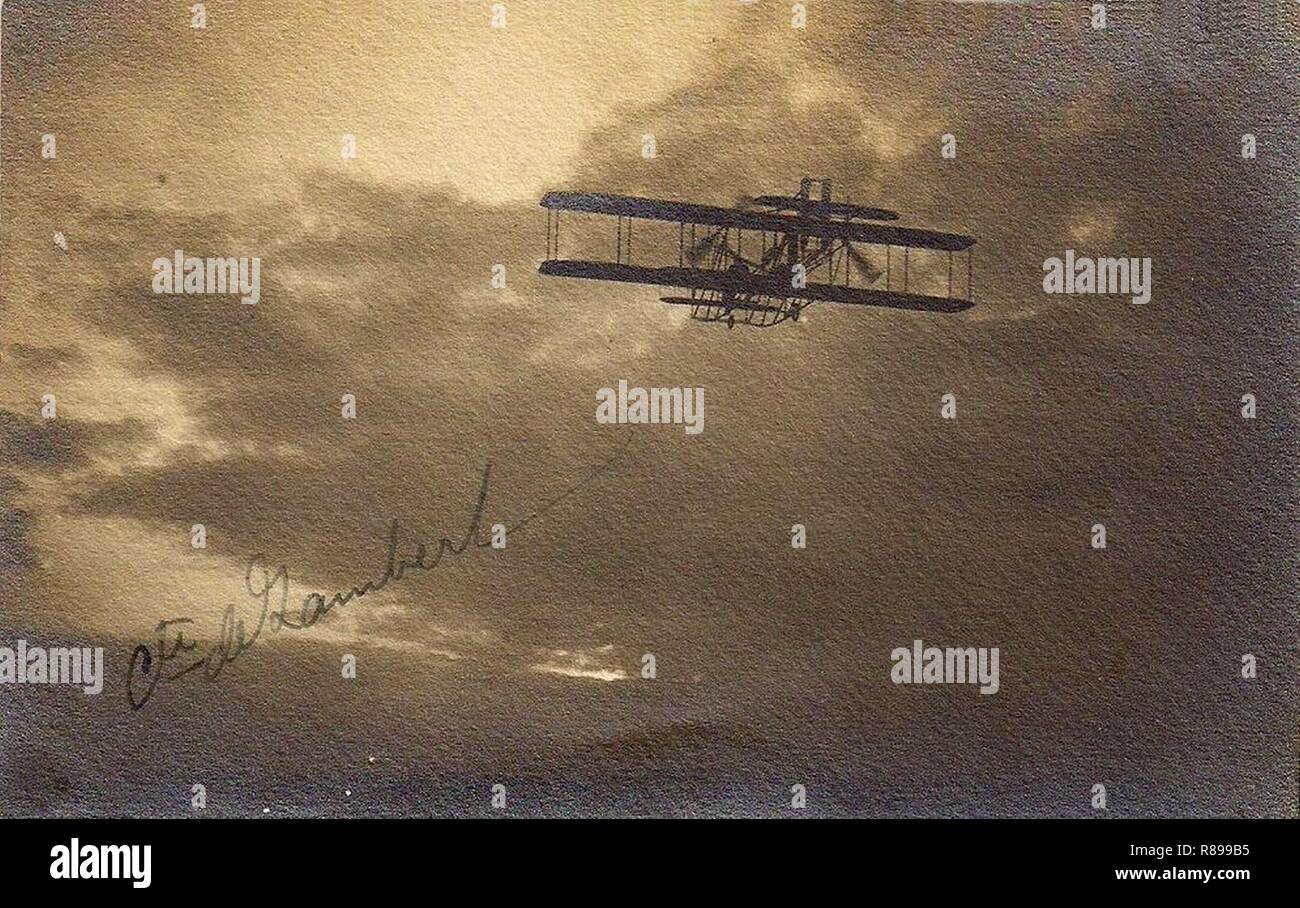 Carlos Alexandre, conde de Lambert pilotando o biplano Wrigth - Pau, 1909. Foto de stock