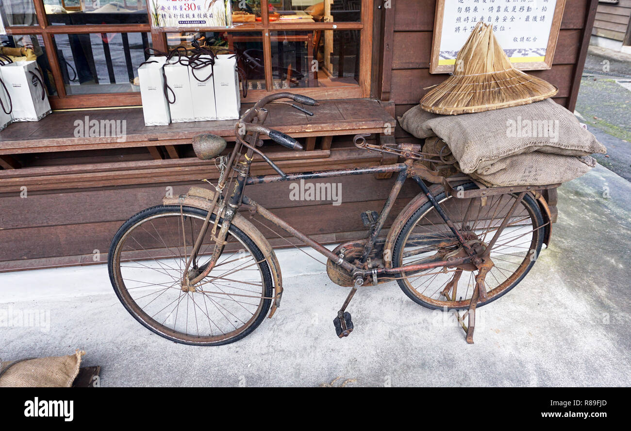 Viejo oxidada bicicleta entrega con sacos de arroz en Taiwán. Foto de stock