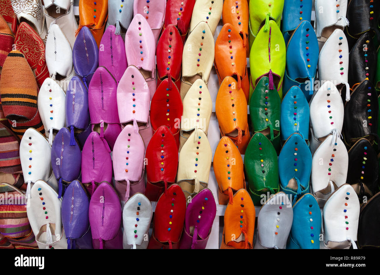 Marrakech zapatillas - zapatillas en venta colorido zoco de Marrakech,  Marrakech Medina Marruecos, Norte de África Fotografía de stock - Alamy