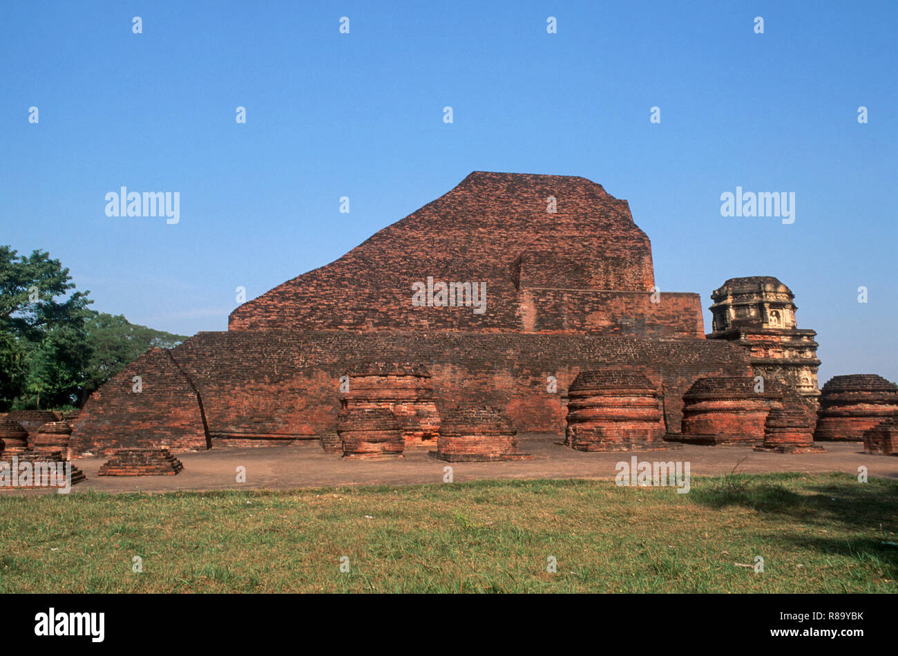 Gran templo principal, torre de esquina y stupas votivos, nalanda universidad compleja, Bihar, India Foto de stock