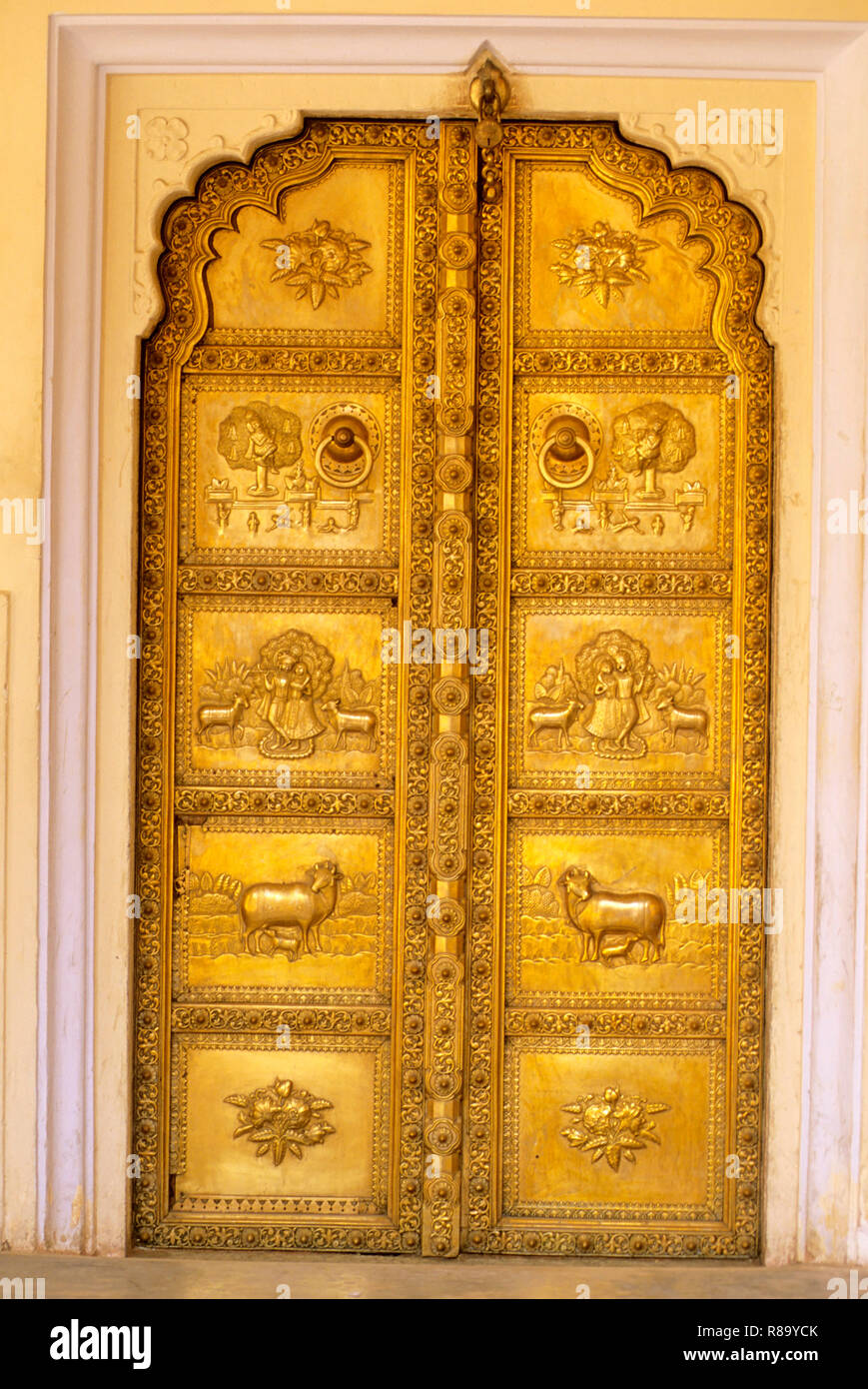 Puerta panale de Latón Repujado ricamente, palacio de la ciudad, Jaipur, Rajasthan, India Foto de stock