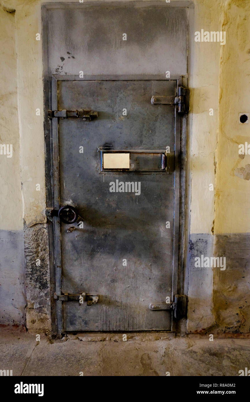 Steel prison door fotografías e imágenes de alta resolución - Alamy
