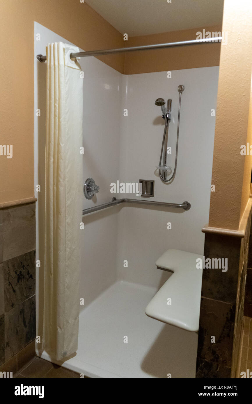 Orientación vertical de una ducha aseos instalaciones accesibles para  discapacitados y personas con discapacidad Fotografía de stock - Alamy