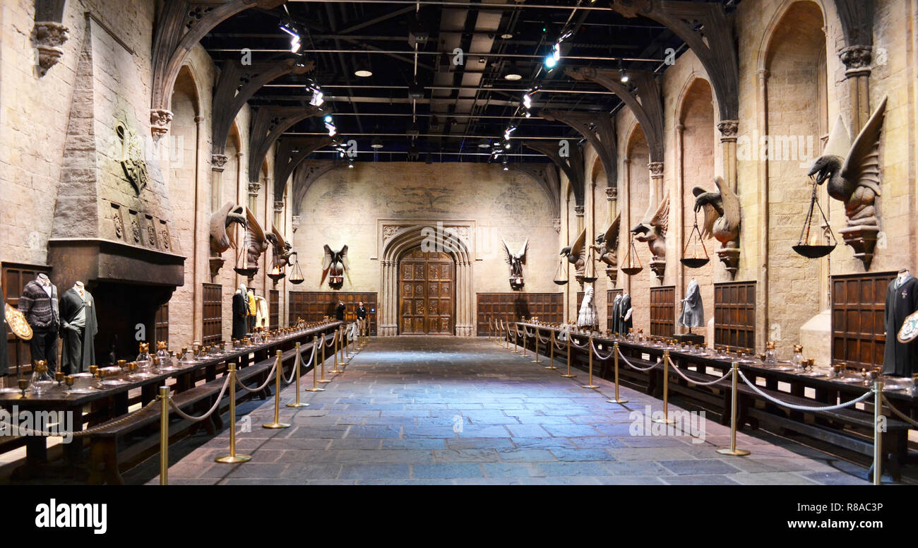 El comedor en el Colegio Hogwarts de Magia y ministerio. El Harry Potter en  Leavesden Studios, Londres, Reino Unido Fotografía de stock - Alamy
