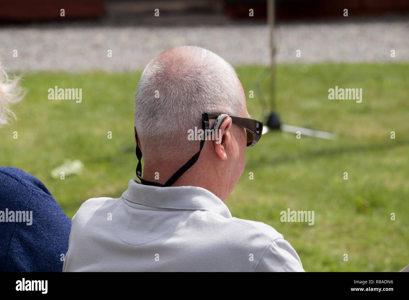 Anciano con audífonos, Upplands Väsby, Suecia. Foto de stock