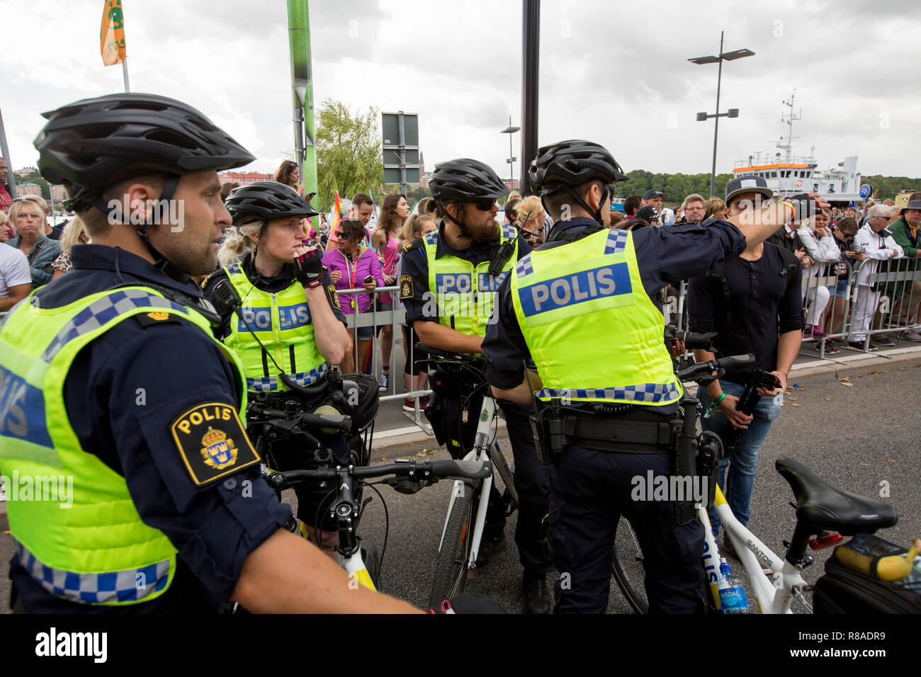 Ciclismo policías durante el Desfile del Orgullo Gay en Estocolmo, Suecia. Foto de stock