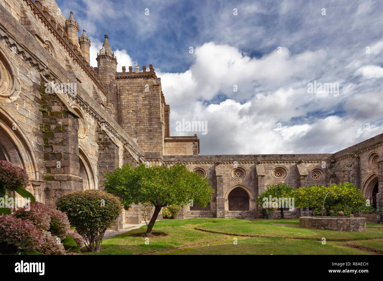 La Sé Catedral Basílica de Nossa Senhora da Assunção, claustro y jardín, Sitio del Patrimonio Mundial de la UNESCO, Évora, Alentejo, Portugal Foto de stock