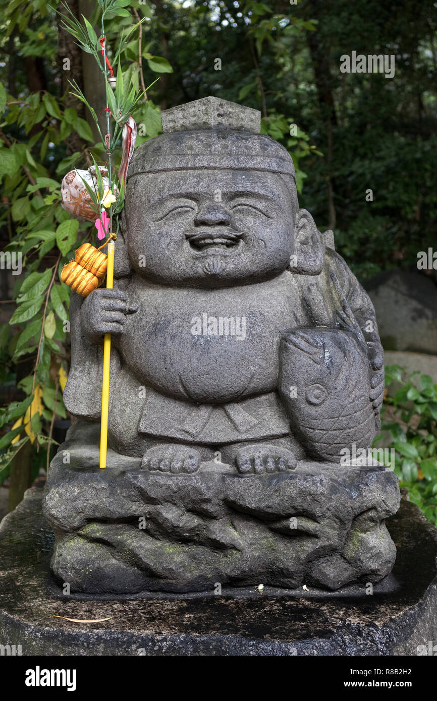 Fukuoka, Japón - 19 de octubre de 2018: Piedra Ebisu estatua, el dios japonés de pescadores y suerte, él es uno de los Siete dioses de la fortuna Foto de stock
