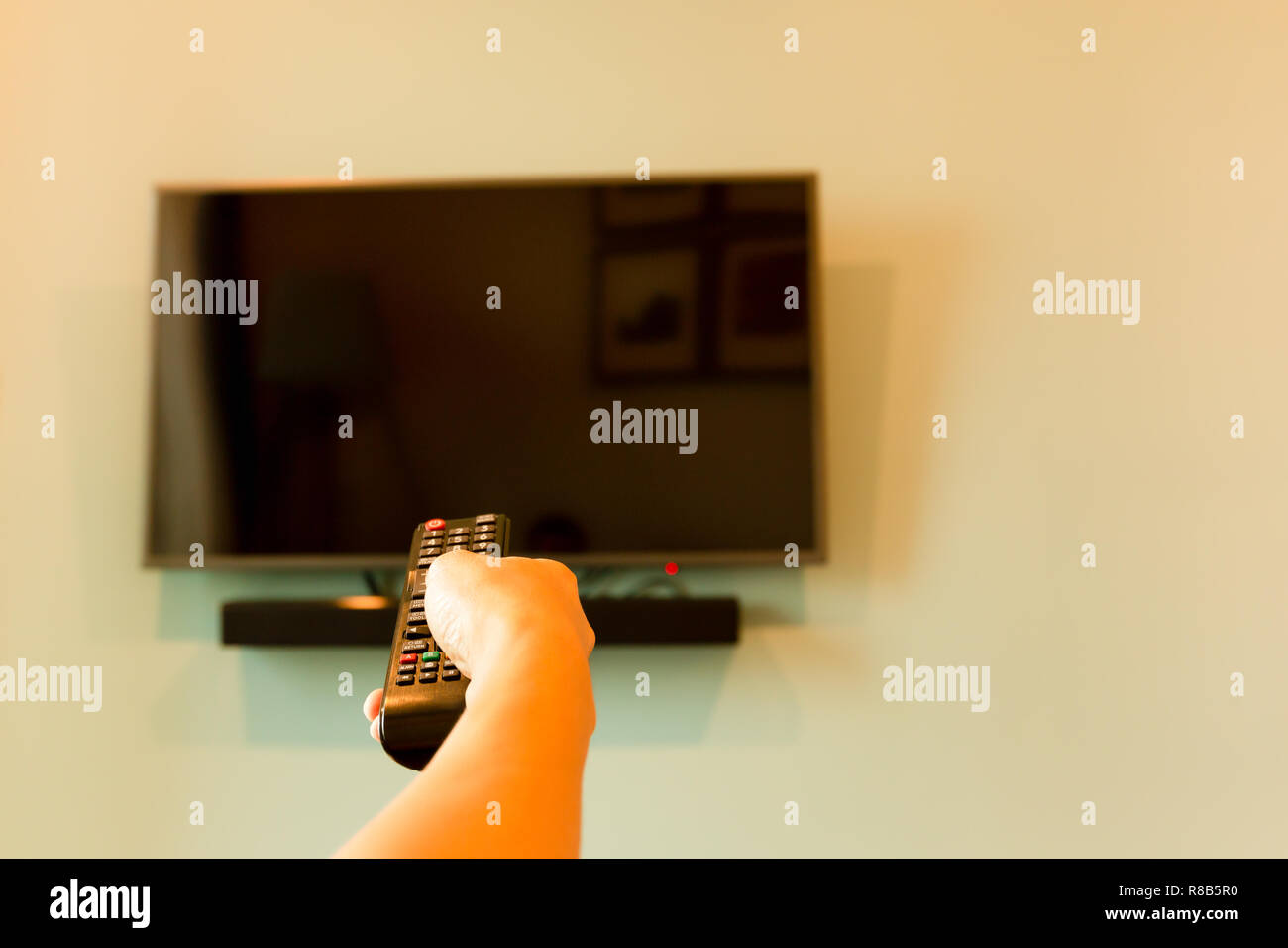 Mando a distancia del televisor negro aislado en blanco Fotografía de stock  - Alamy