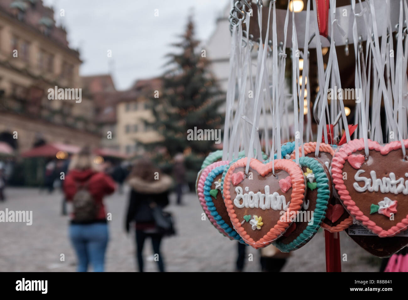 Rothenburg o.d.T., Deutschland, 5.12.2018 - Spaziergang auf dem Weihnachtsmarkt von Rothenburg ob der Tauber en Mittelfranken (Bayern). Foto de stock