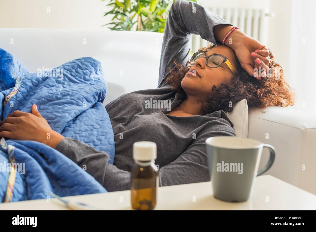 Mala mujer negra causada por la gripe estacional Foto de stock