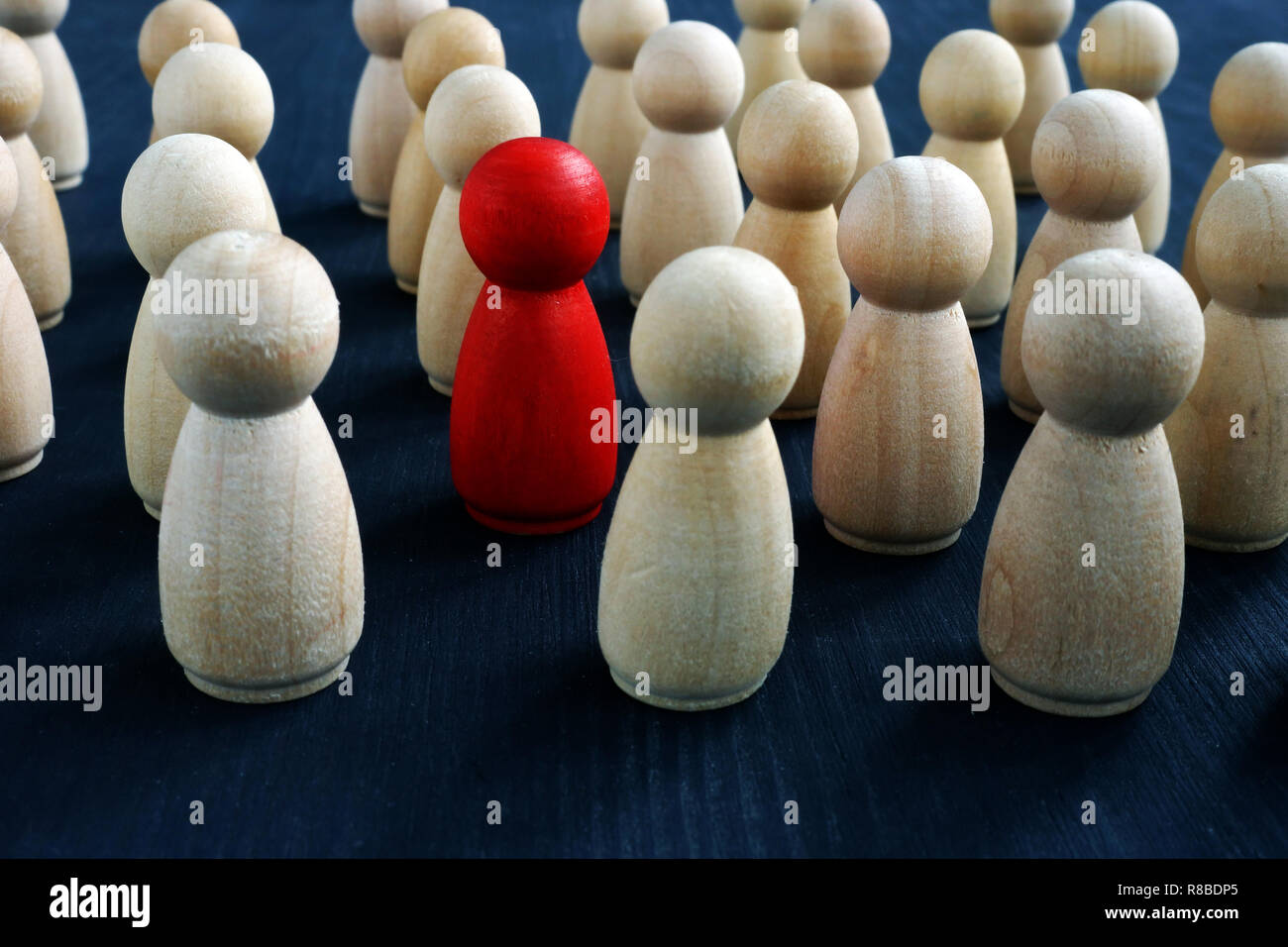 La individualidad, personalidad y concepto de originalidad. Figura de madera roja en multitud. Foto de stock
