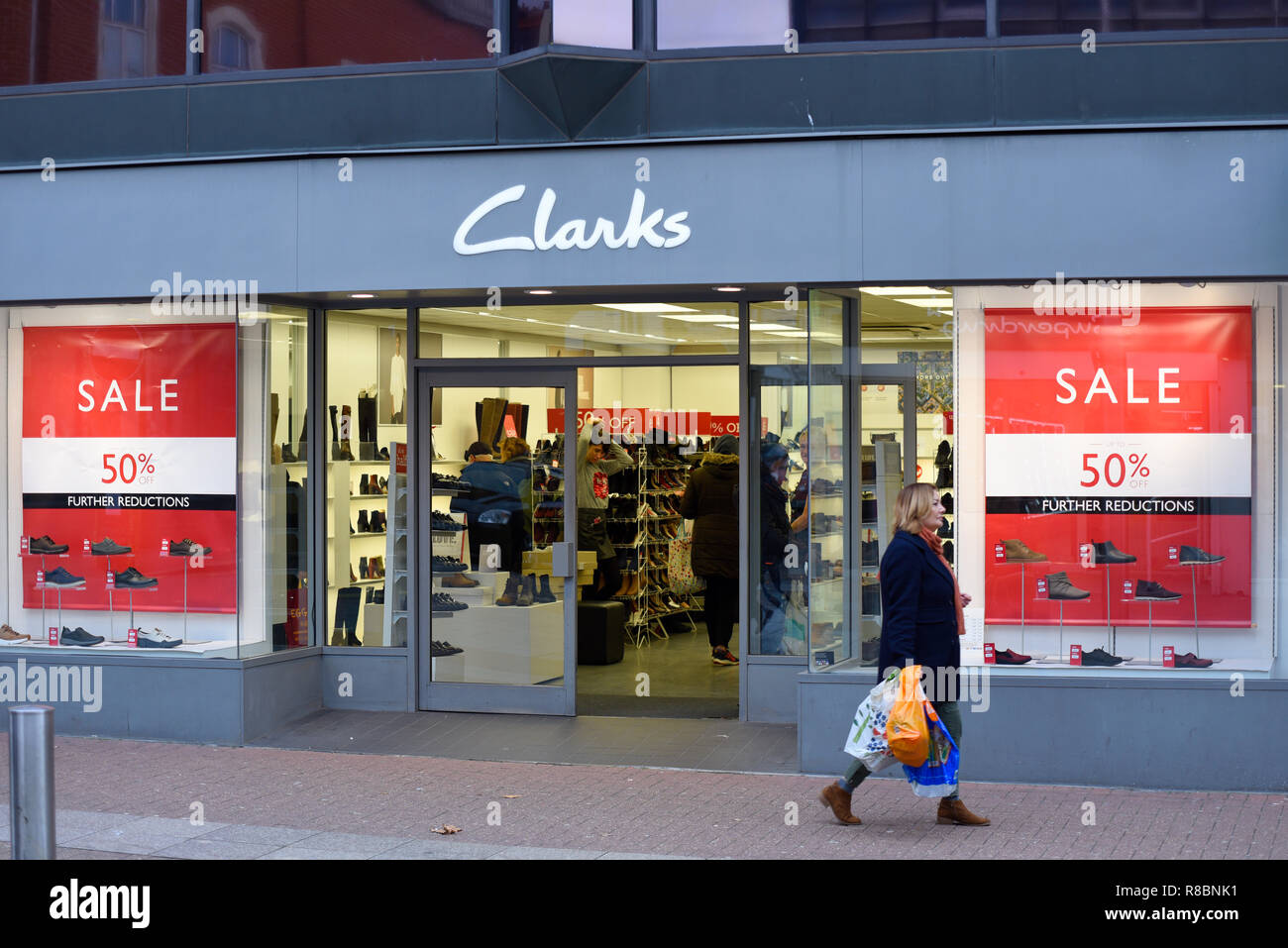 Tienda de Zapatos Clarks tienda en High Street, Southend on Sea, Essex, Reino Unido, con carteles de "Se vende" la ventana de la 50% la venta a mitad