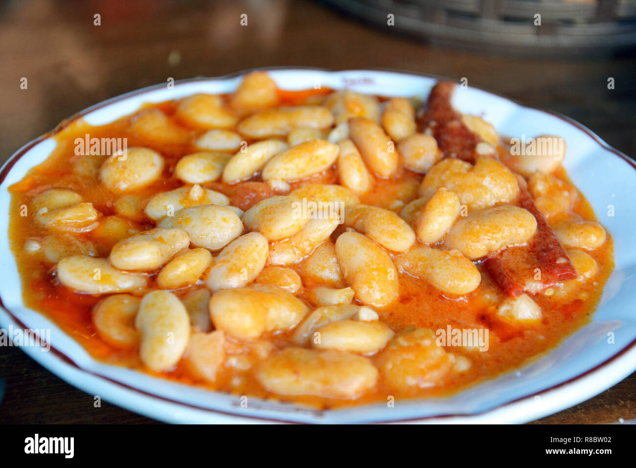 Plato de kuru fasulye (blanco frijoles cocidos en una salsa de tomate picante) en Turquía. Foto de stock