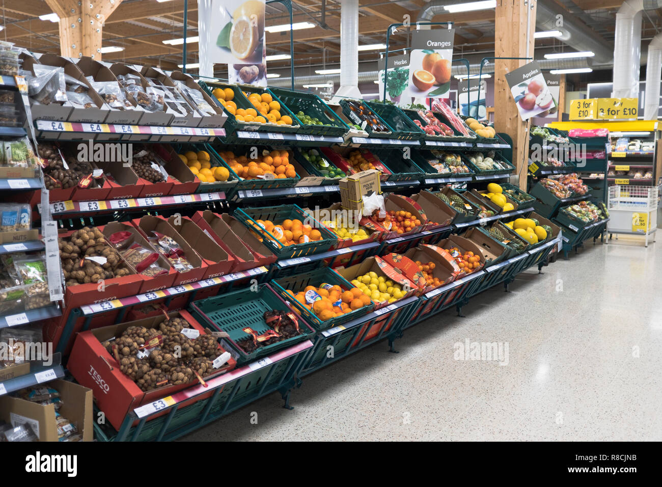 dh Tescos tienda estanterías de pasillo SUPERMERCADO TESCO Reino Unido ESCOCIA Tienda de frutas no hay supermercados Orkney dentro de las verduras Foto de stock
