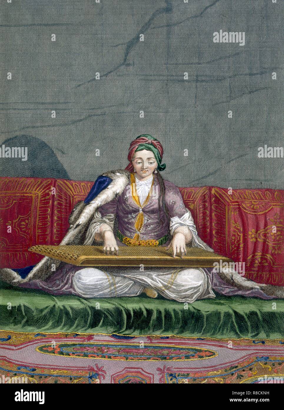 Chica turca tocando un teclado desplume instrumento, pub. 1707-08. Creador: Charles de Ferriol (1652-1722). Foto de stock