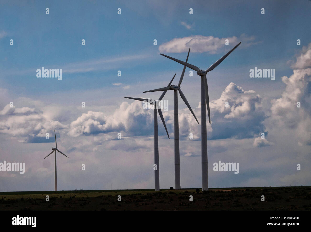 La energía sostenible del viento ayuda a reducir el calentamiento global. Turbinas de viento en el oeste de Texas, generar energía y hace de Texas un líder en la producción de electricidad. Foto de stock