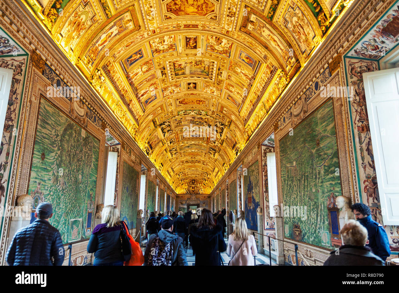 Pinturas para paredes y techos en la galería de mapas con turistas deambulando en el Museo Vaticano, IVA Foto de stock