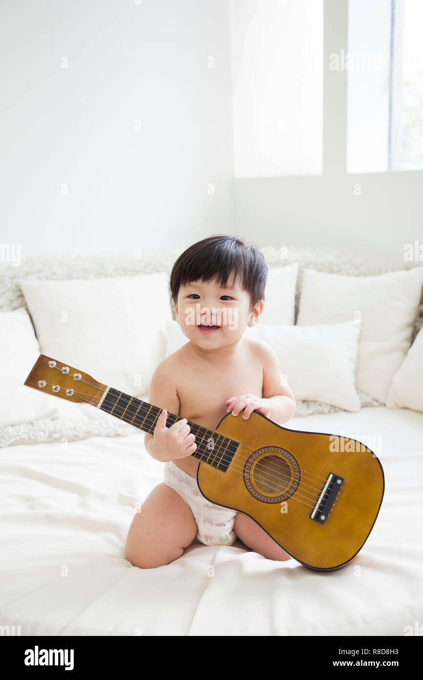 Bebé con instrumento musical fotografías e imágenes de alta resolución -  Alamy